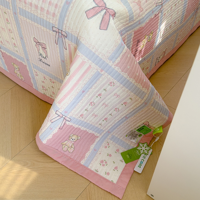 91家纺网 家纺一手货源 找家纺 赫梵茜 2025春夏新款无套路不墨迹锦氨凉感丝双面印花小冰皮夏被夏凉被空调被可机洗 俏皮小熊-粉