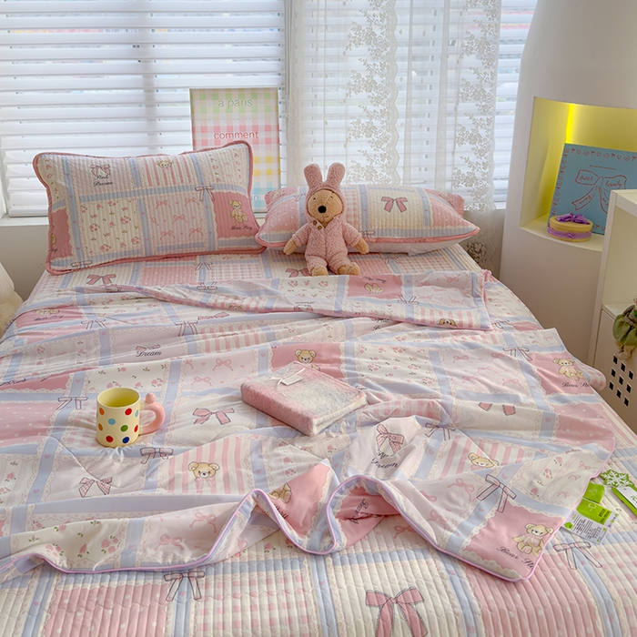 91家纺网 家纺一手货源 找家纺 赫梵茜 2025春夏新款无套路不墨迹锦氨凉感丝双面印花小冰皮夏被夏凉被空调被可机洗 俏皮小熊-粉