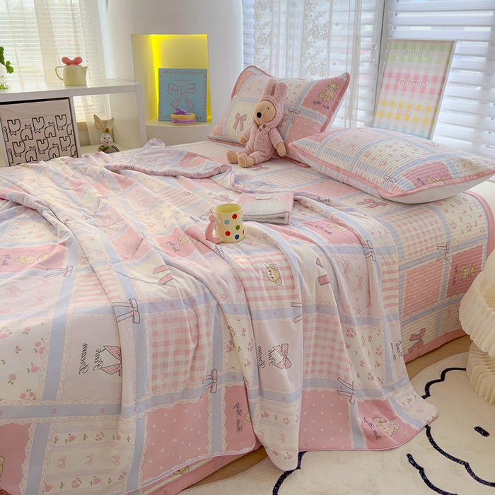 91家纺网 家纺一手货源 找家纺 赫梵茜 2025春夏新款无套路不墨迹锦氨凉感丝双面印花小冰皮夏被夏凉被空调被可机洗 俏皮小熊-粉