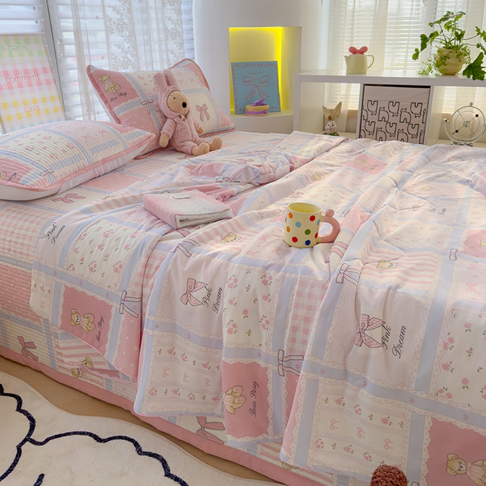 91家纺网 家纺一手货源 找家纺 赫梵茜 2025春夏新款无套路不墨迹锦氨凉感丝双面印花小冰皮夏被夏凉被空调被可机洗 俏皮小熊-粉