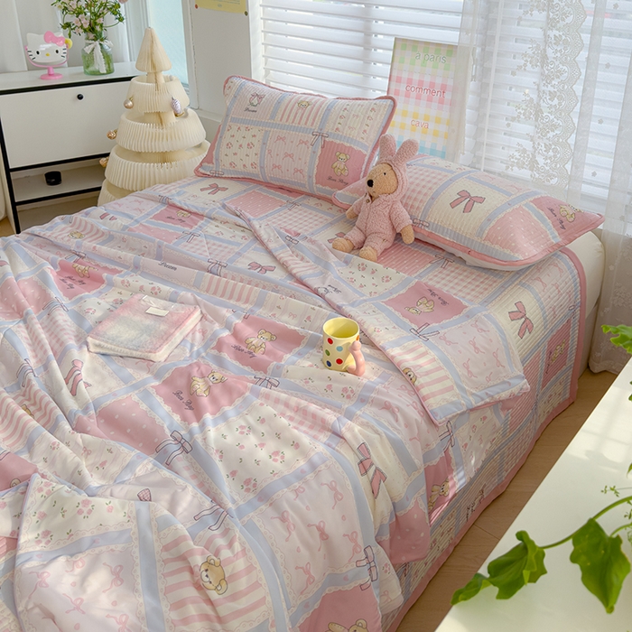 91家纺网 家纺一手货源 找家纺 赫梵茜 2025春夏新款无套路不墨迹锦氨凉感丝双面印花小冰皮夏被夏凉被空调被可机洗 俏皮小熊-粉