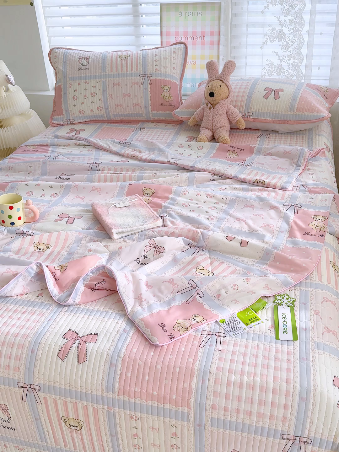 91家纺网 家纺一手货源 找家纺 赫梵茜 2025春夏新款无套路不墨迹锦氨凉感丝双面印花小冰皮夏被夏凉被空调被可机洗 俏皮小熊-粉