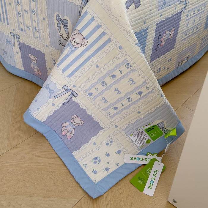 91家纺网 家纺一手货源 找家纺 赫梵茜 2025春夏新款无套路不墨迹锦氨凉感丝双面印花小冰皮夏被夏凉被空调被可机洗 俏皮小熊-蓝