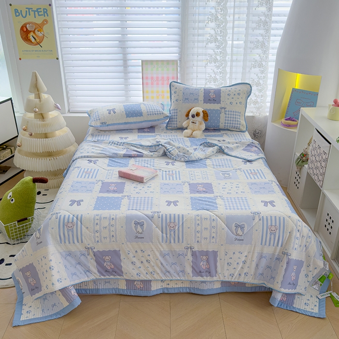 91家纺网 家纺一手货源 找家纺 赫梵茜 2025春夏新款无套路不墨迹锦氨凉感丝双面印花小冰皮夏被夏凉被空调被可机洗 俏皮小熊-蓝