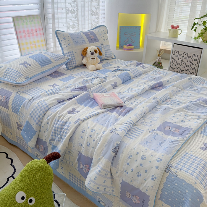 91家纺网 家纺一手货源 找家纺 赫梵茜 2025春夏新款无套路不墨迹锦氨凉感丝双面印花小冰皮夏被夏凉被空调被可机洗 俏皮小熊-蓝