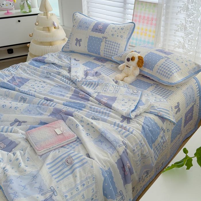 91家纺网 家纺一手货源 找家纺 赫梵茜 2025春夏新款无套路不墨迹锦氨凉感丝双面印花小冰皮夏被夏凉被空调被可机洗 俏皮小熊-蓝