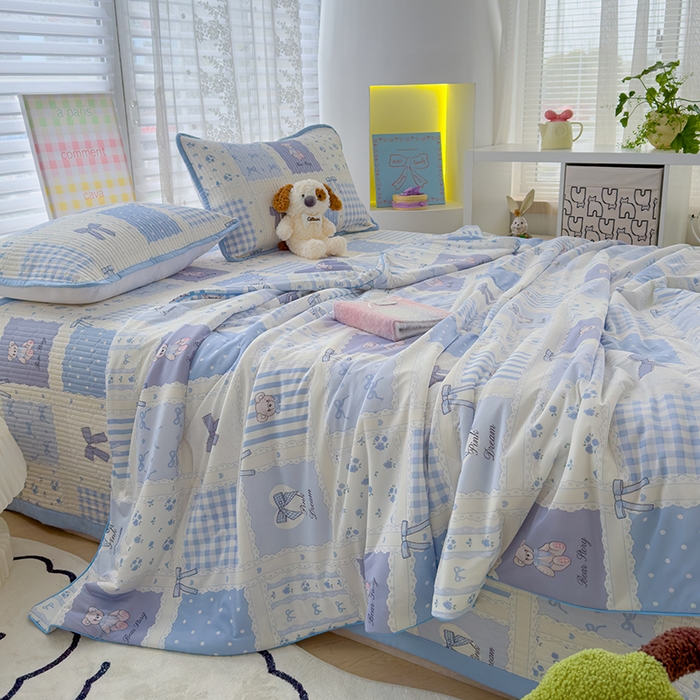 91家纺网 家纺一手货源 找家纺 赫梵茜 2025春夏新款无套路不墨迹锦氨凉感丝双面印花小冰皮夏被夏凉被空调被可机洗 俏皮小熊-蓝