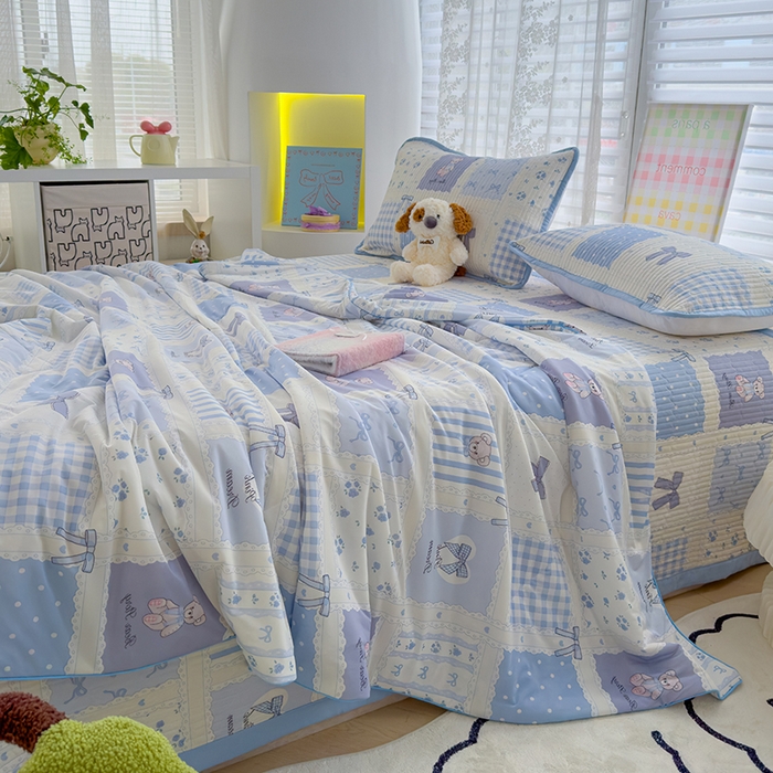 91家纺网 家纺一手货源 找家纺 赫梵茜 2025春夏新款无套路不墨迹锦氨凉感丝双面印花小冰皮夏被夏凉被空调被可机洗 俏皮小熊-蓝