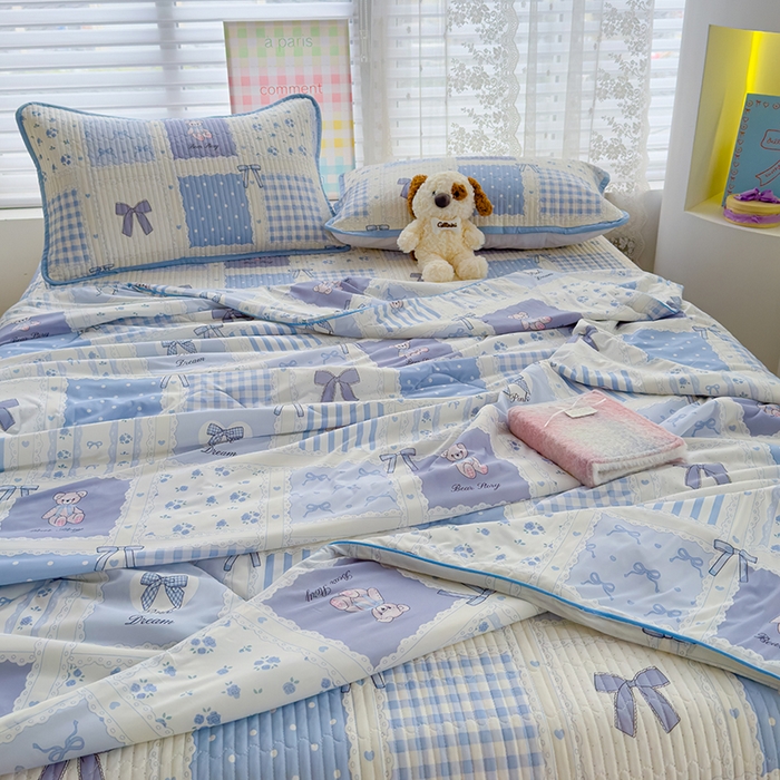 91家纺网 家纺一手货源 找家纺 赫梵茜 2025春夏新款无套路不墨迹锦氨凉感丝双面印花小冰皮夏被夏凉被空调被可机洗 俏皮小熊-蓝