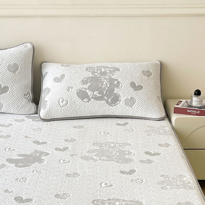 91家纺网 家纺一手货源 找家纺 LIFE.丽芙 2025春夏季新品A类针织提花冰凉豆豆凉感枕头套机包边款（风格一） 熊世界-灰