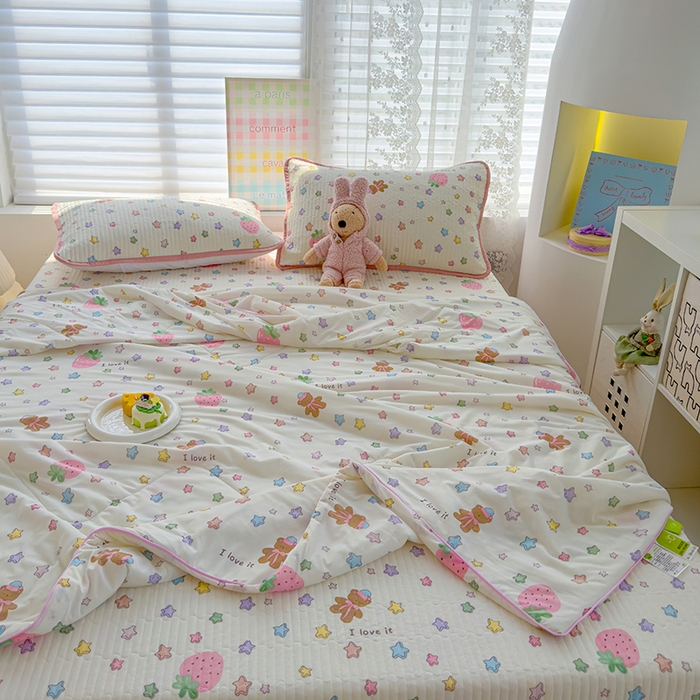 91家纺网 家纺一手货源 找家纺 赫梵茜 2025春夏新款无套路不墨迹锦氨凉感丝双面印花小冰皮夏被夏凉被空调被可机洗 甜美日记