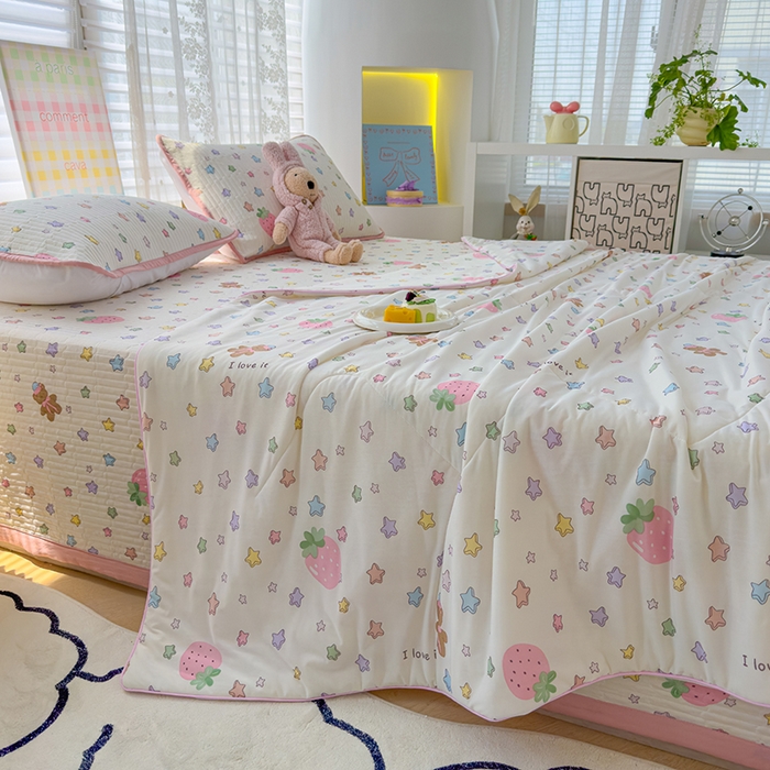 91家纺网 家纺一手货源 找家纺 赫梵茜 2025春夏新款无套路不墨迹锦氨凉感丝双面印花小冰皮夏被夏凉被空调被可机洗 甜美日记