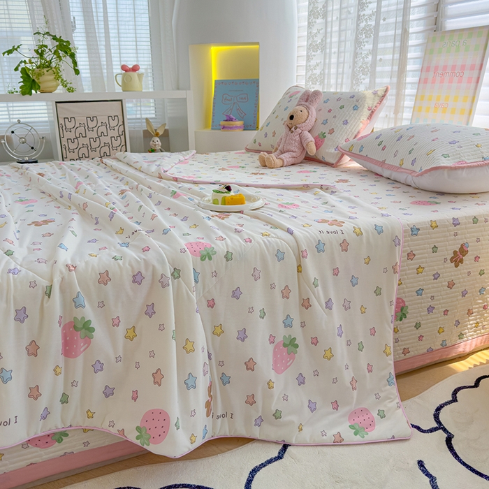 91家纺网 家纺一手货源 找家纺 赫梵茜 2025春夏新款无套路不墨迹锦氨凉感丝双面印花小冰皮夏被夏凉被空调被可机洗 甜美日记