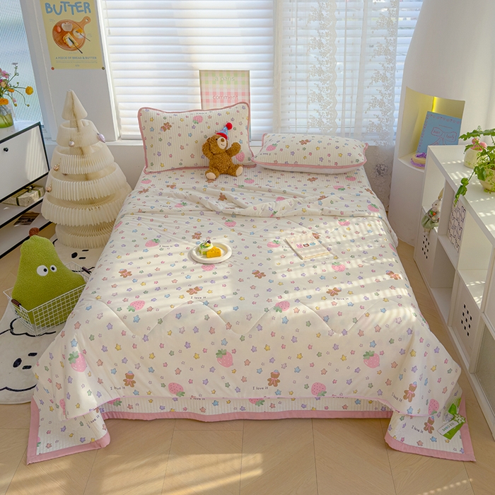 91家纺网 家纺一手货源 找家纺 赫梵茜 2025春夏新款无套路不墨迹锦氨凉感丝双面印花小冰皮夏被夏凉被空调被可机洗 甜美日记