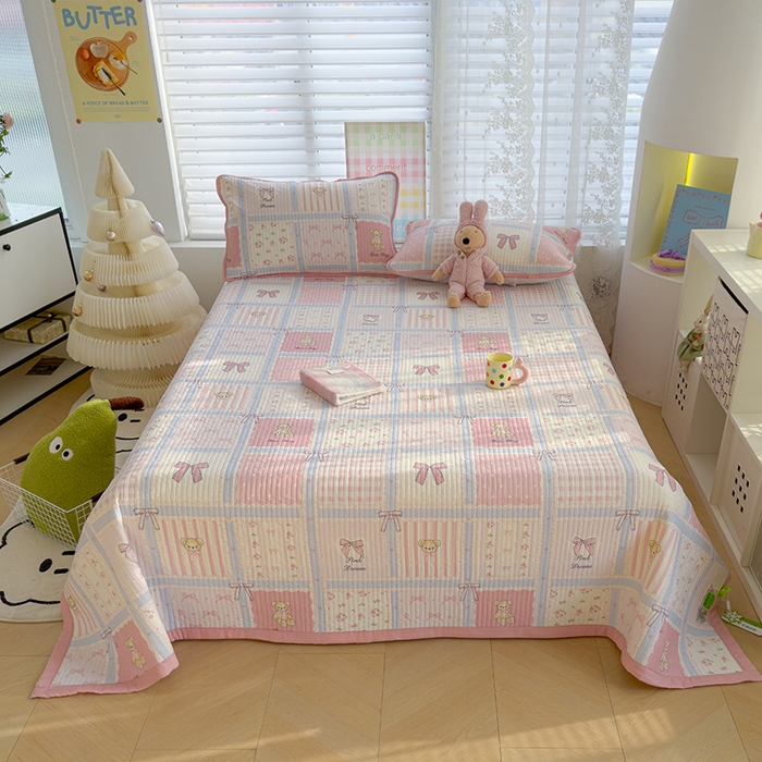 91家纺网 家纺一手货源 找家纺 赫梵茜 2025春夏新款锦氨凉感丝冰皮软席床盖夏被夏凉被空调被四件套 俏皮小熊-粉