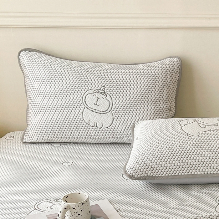 91家纺网 家纺一手货源 找家纺 LIFE.丽芙 2025春夏季新品A类针织提花冰凉豆豆凉感枕头套机包边款（风格一） 卡皮巴拉-灰