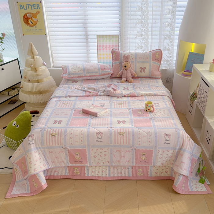 91家纺网 家纺一手货源 找家纺 赫梵茜 2025春夏新款锦氨凉感丝冰皮软席床盖夏被夏凉被空调被四件套 俏皮小熊-粉