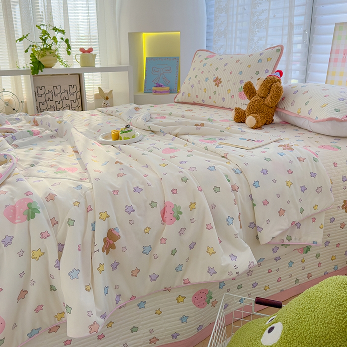 91家纺网 家纺一手货源 找家纺 赫梵茜 2025春夏新款无套路不墨迹锦氨凉感丝双面印花小冰皮夏被夏凉被空调被可机洗 甜美日记