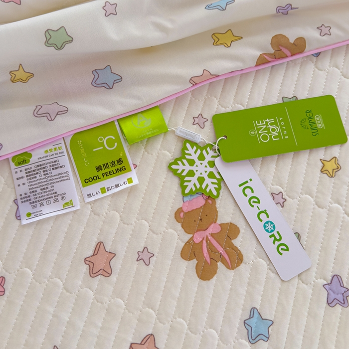 91家纺网 家纺一手货源 找家纺 赫梵茜 2025春夏新款无套路不墨迹锦氨凉感丝双面印花小冰皮夏被夏凉被空调被可机洗 甜美日记