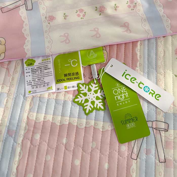 91家纺网 家纺一手货源 找家纺 赫梵茜 2025春夏新款锦氨凉感丝冰皮软席床盖夏被夏凉被空调被四件套 俏皮小熊-粉