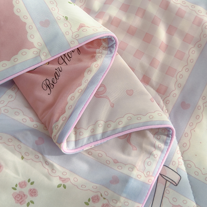 91家纺网 家纺一手货源 找家纺 赫梵茜 2025春夏新款锦氨凉感丝冰皮软席床盖夏被夏凉被空调被四件套 俏皮小熊-粉