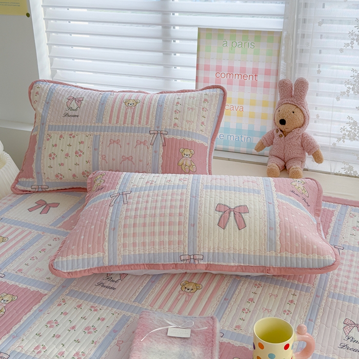 91家纺网 家纺一手货源 找家纺 赫梵茜 2025春夏新款锦氨凉感丝冰皮软席床盖夏被夏凉被空调被四件套 俏皮小熊-粉