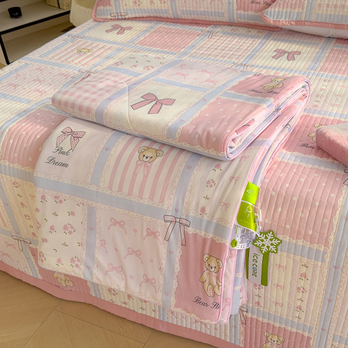 91家纺网 家纺一手货源 找家纺 赫梵茜 2025春夏新款锦氨凉感丝冰皮软席床盖夏被夏凉被空调被四件套 俏皮小熊-粉