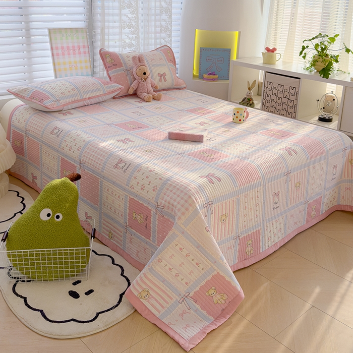 91家纺网 家纺一手货源 找家纺 赫梵茜 2025春夏新款锦氨凉感丝冰皮软席床盖夏被夏凉被空调被四件套 俏皮小熊-粉