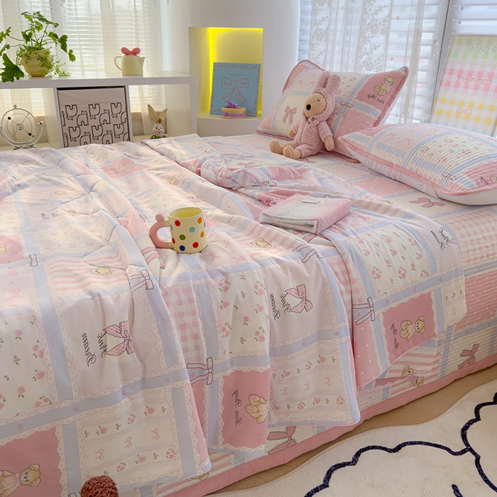 91家纺网 家纺一手货源 找家纺 赫梵茜 2025春夏新款锦氨凉感丝冰皮软席床盖夏被夏凉被空调被四件套 俏皮小熊-粉