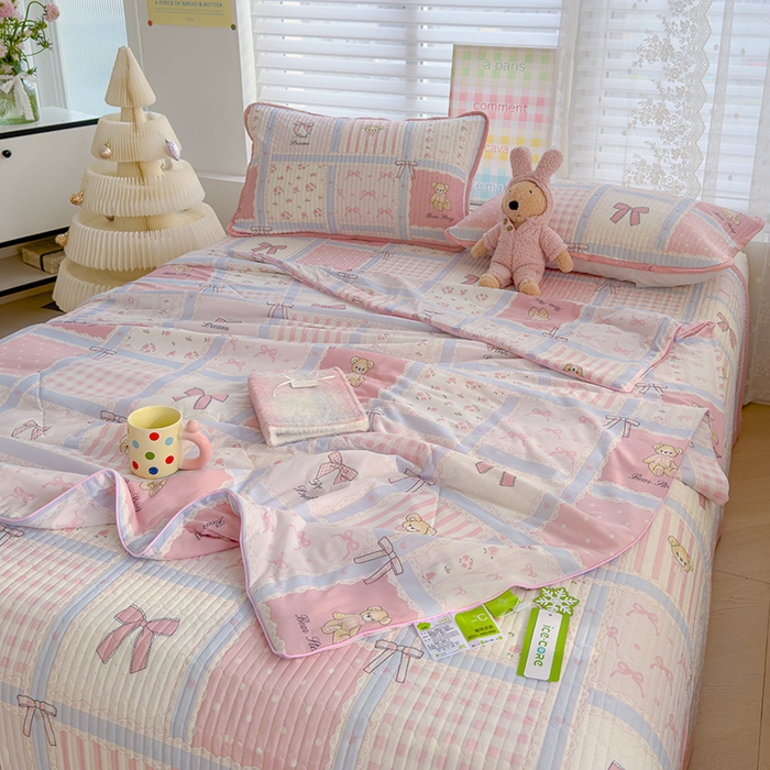 91家纺网 家纺一手货源 找家纺 赫梵茜 2025春夏新款锦氨凉感丝冰皮软席床盖夏被夏凉被空调被四件套 俏皮小熊-粉