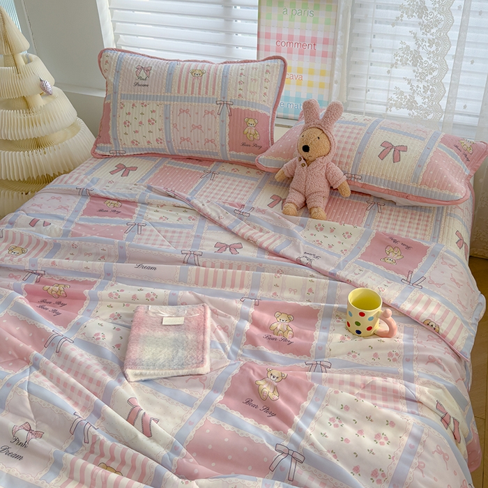 91家纺网 家纺一手货源 找家纺 赫梵茜 2025春夏新款锦氨凉感丝冰皮软席床盖夏被夏凉被空调被四件套 俏皮小熊-粉