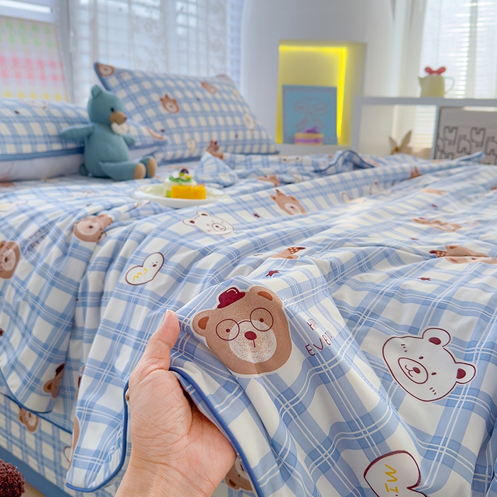 91家纺网 家纺一手货源 找家纺 赫梵茜 2025春夏新款无套路不墨迹锦氨凉感丝双面印花小冰皮夏被夏凉被空调被可机洗 熊博士