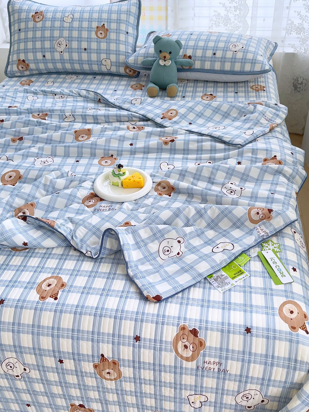 91家纺网 家纺一手货源 找家纺 赫梵茜 2025春夏新款无套路不墨迹锦氨凉感丝双面印花小冰皮夏被夏凉被空调被可机洗 熊博士