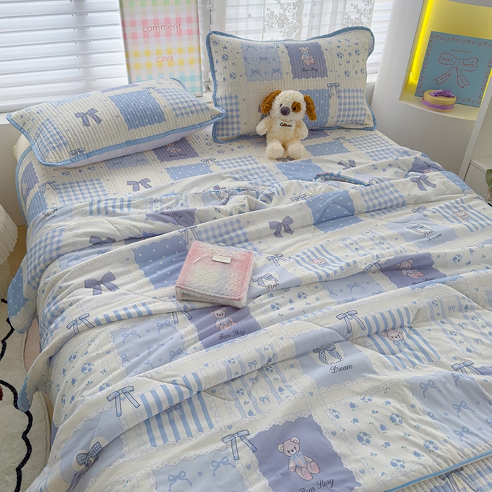 91家纺网 家纺一手货源 找家纺 赫梵茜 2025春夏新款锦氨凉感丝冰皮软席床盖夏被夏凉被空调被四件套 俏皮小熊-蓝