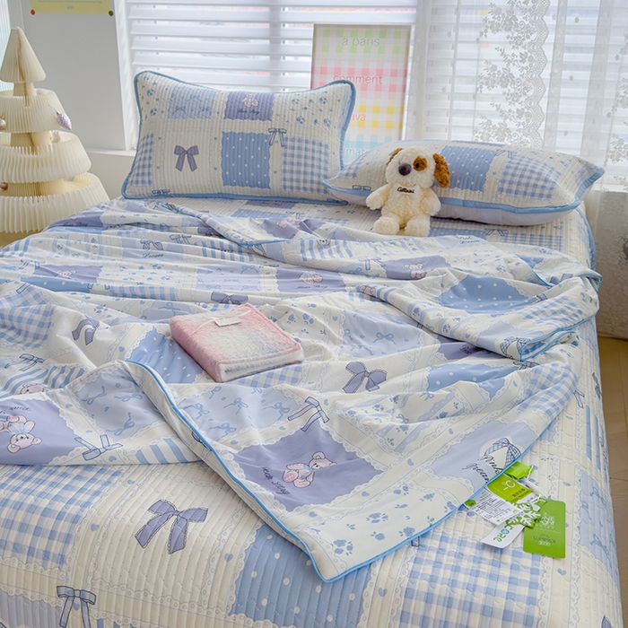 91家纺网 家纺一手货源 找家纺 赫梵茜 2025春夏新款锦氨凉感丝冰皮软席床盖夏被夏凉被空调被四件套 俏皮小熊-蓝