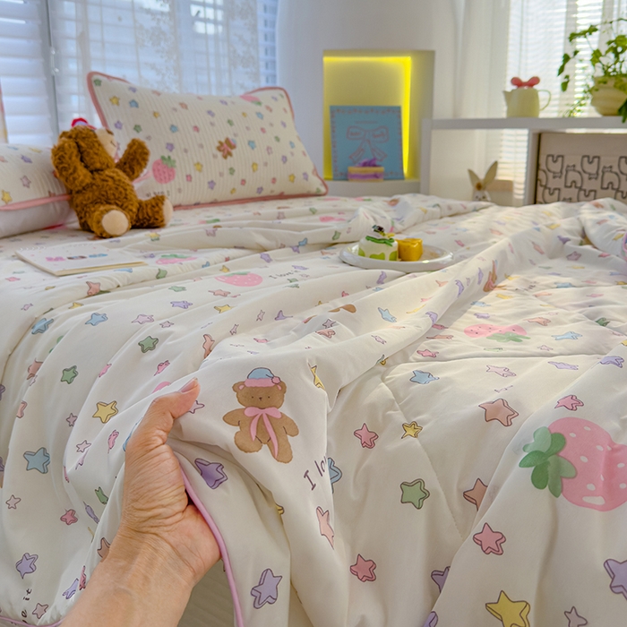 91家纺网 家纺一手货源 找家纺 赫梵茜 2025春夏新款锦氨凉感丝冰皮软席床盖夏被夏凉被空调被四件套 甜美日记