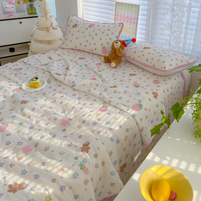 91家纺网 家纺一手货源 找家纺 赫梵茜 2025春夏新款锦氨凉感丝冰皮软席床盖夏被夏凉被空调被四件套 甜美日记