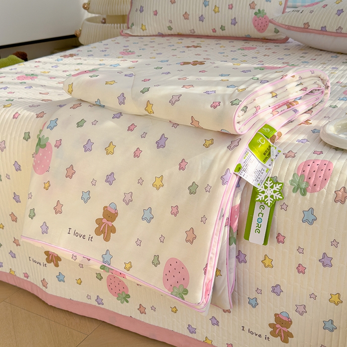 91家纺网 家纺一手货源 找家纺 赫梵茜 2025春夏新款锦氨凉感丝冰皮软席床盖夏被夏凉被空调被四件套 甜美日记