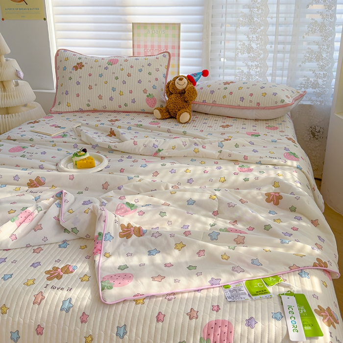 91家纺网 家纺一手货源 找家纺 赫梵茜 2025春夏新款锦氨凉感丝冰皮软席床盖夏被夏凉被空调被四件套 甜美日记