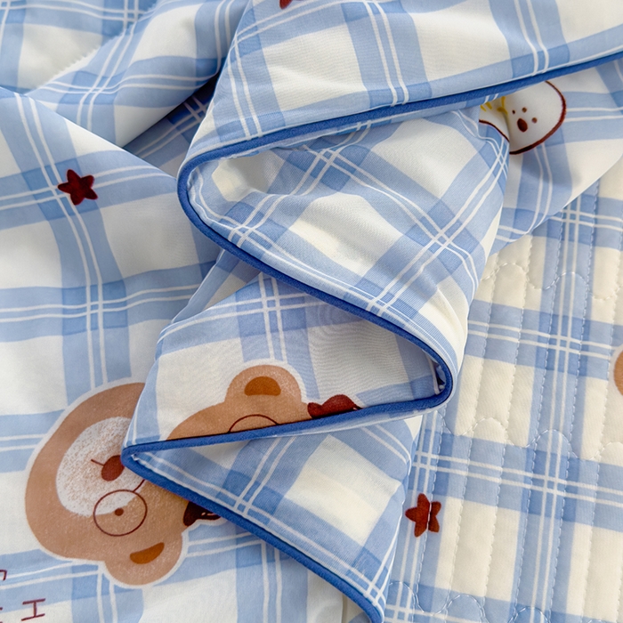 91家纺网 家纺一手货源 找家纺 赫梵茜 2025春夏新款锦氨凉感丝冰皮软席床盖夏被夏凉被空调被四件套 熊博士