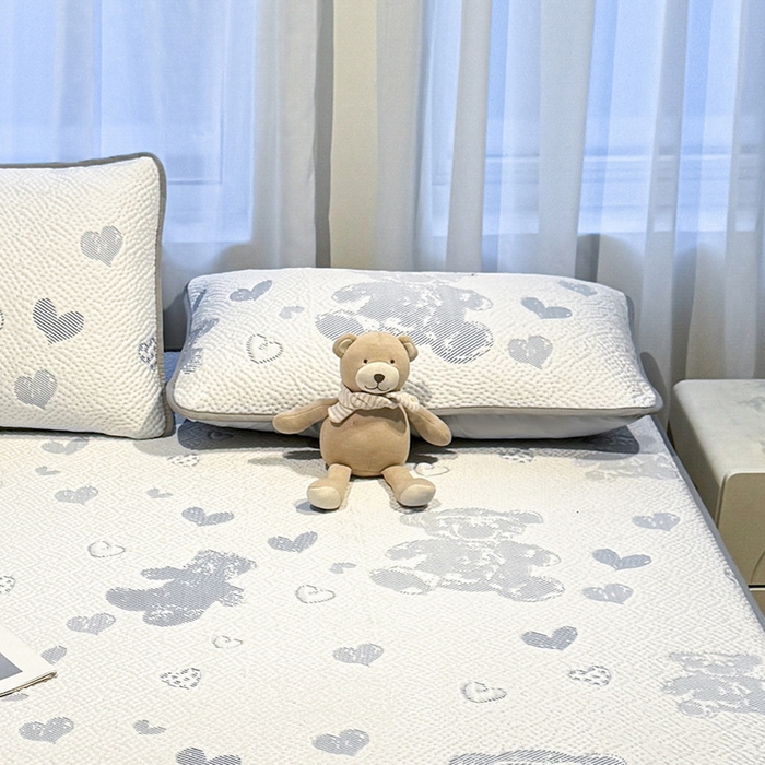 91家纺网 家纺一手货源 找家纺 LIFE.丽芙 2025春夏季新品A类针织提花冰凉豆豆凉感枕头套机包边款（风格二） 熊世界-海蓝