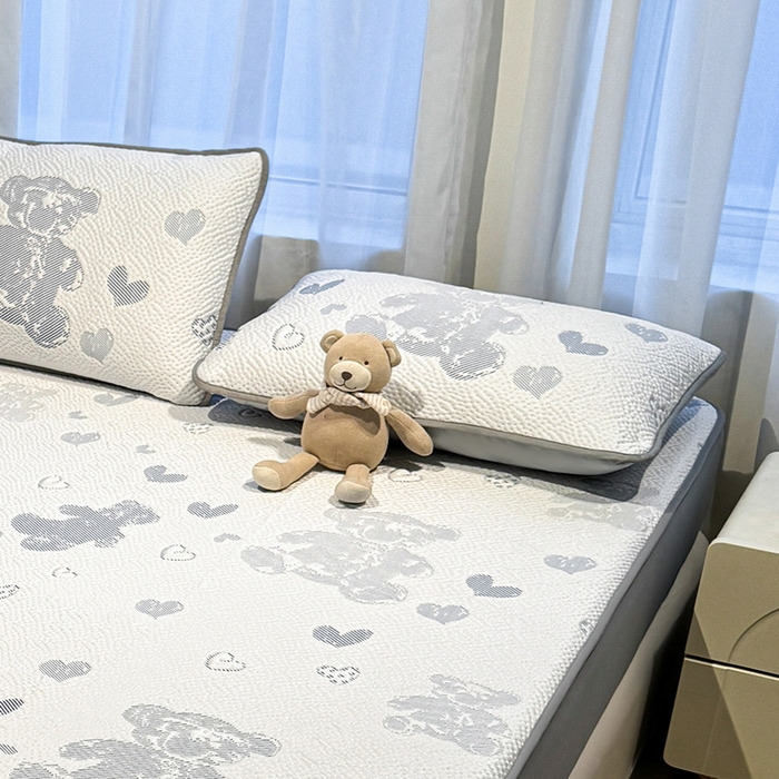 91家纺网 家纺一手货源 找家纺 LIFE.丽芙 2025春夏季新品A类针织提花冰凉豆豆凉感枕头套机包边款（风格二） 熊世界-海蓝