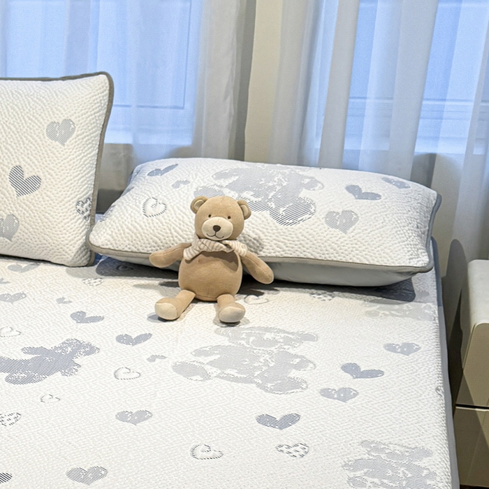 91家纺网 家纺一手货源 找家纺 LIFE.丽芙 2025春夏季新品A类针织提花冰凉豆豆凉感枕头套机包边款（风格二） 熊世界-海蓝