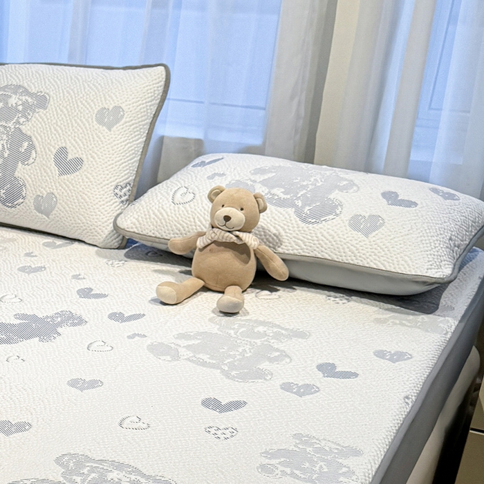 91家纺网 家纺一手货源 找家纺 LIFE.丽芙 2025春夏季新品A类针织提花冰凉豆豆凉感枕头套机包边款（风格二） 熊世界-海蓝