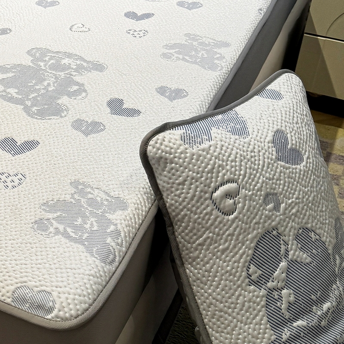 91家纺网 家纺一手货源 找家纺 LIFE.丽芙 2025春夏季新品A类针织提花冰凉豆豆凉感枕头套机包边款（风格二） 熊世界-海蓝