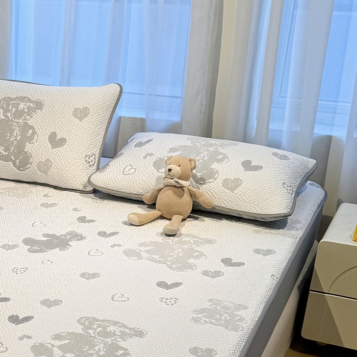 91家纺网 家纺一手货源 找家纺 LIFE.丽芙 2025春夏季新品A类针织提花冰凉豆豆凉感枕头套机包边款（风格二） 熊世界-灰