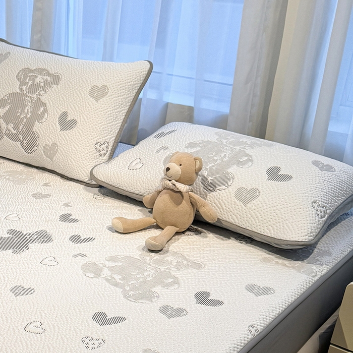 91家纺网 家纺一手货源 找家纺 LIFE.丽芙 2025春夏季新品A类针织提花冰凉豆豆凉感枕头套机包边款（风格二） 熊世界-灰