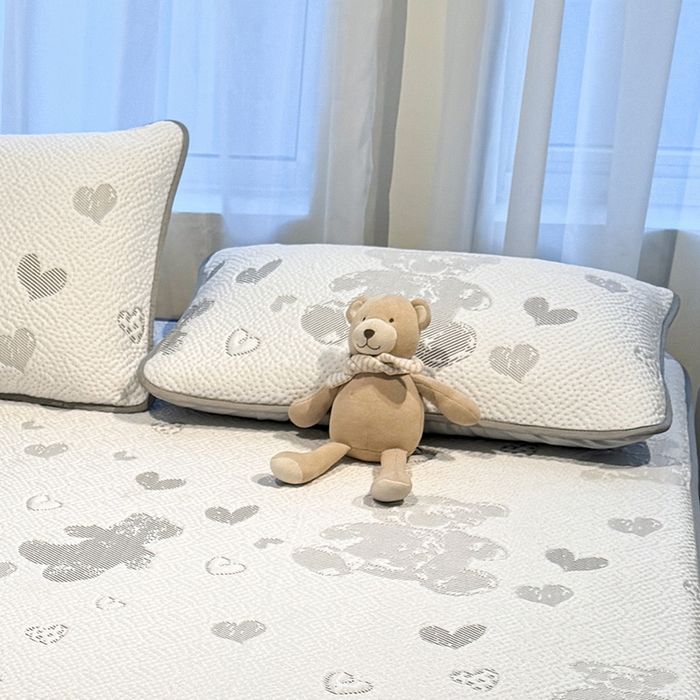 91家纺网 家纺一手货源 找家纺 LIFE.丽芙 2025春夏季新品A类针织提花冰凉豆豆凉感枕头套机包边款（风格二） 熊世界-灰