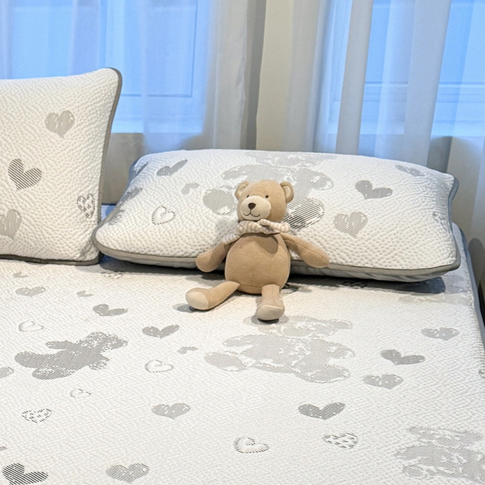 91家纺网 家纺一手货源 找家纺 LIFE.丽芙 2025春夏季新品A类针织提花冰凉豆豆凉感枕头套机包边款（风格二） 熊世界-灰