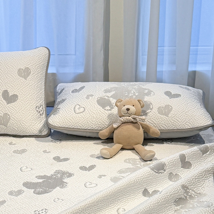 91家纺网 家纺一手货源 找家纺 LIFE.丽芙 2025春夏季新品A类针织提花冰凉豆豆凉感枕头套机包边款（风格二） 熊世界-灰